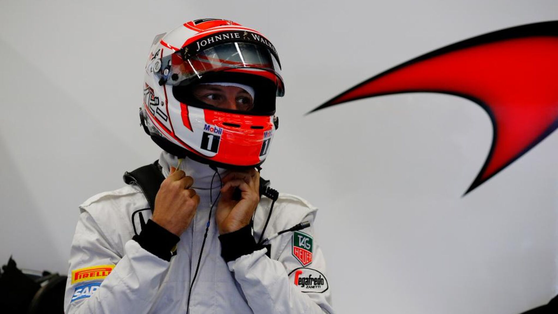 Button en el box de McLaren