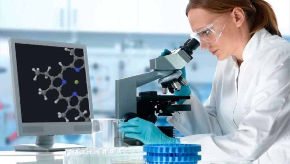 Una investigadora en un laboratorio