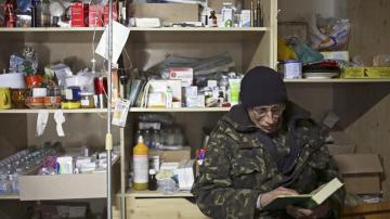 Un soldado lee un libro en una enfermería de Donetsk