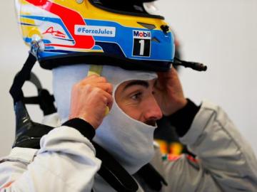 Fernando Alonso en el box de Mclaren
