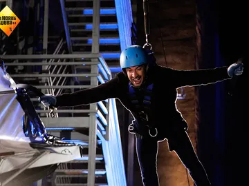 Arturo Valls se lanza en tirolina en El Hormiguero 3.0 Arturo Valls se lanza en tirolina en El Hormiguero 3.0