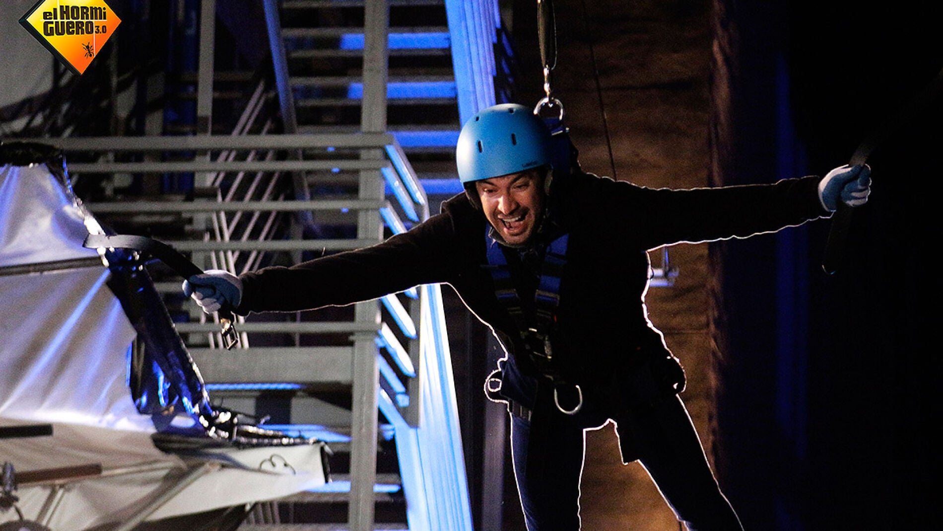 Arturo Valls se lanza en tirolina en El Hormiguero 3.0