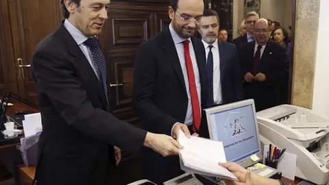 PP y PSOE registran su pacto en el Congreso PP y PSOE registran su pacto en el Congreso