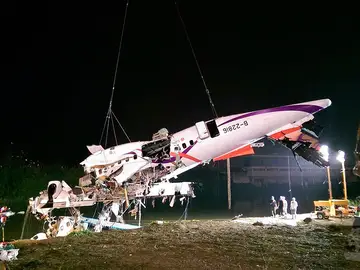 Trabajos de rescate del avión de pasajeros de TransAsia Trabajos de rescate del avión de pasajeros de TransAsia