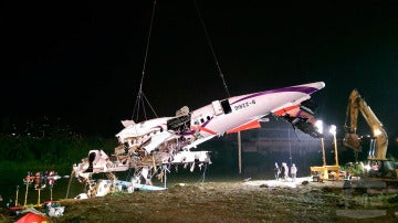 Trabajos de rescate del avión de pasajeros de TransAsia