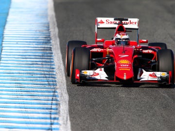 Ferrari rueda en el asfalto andaluz