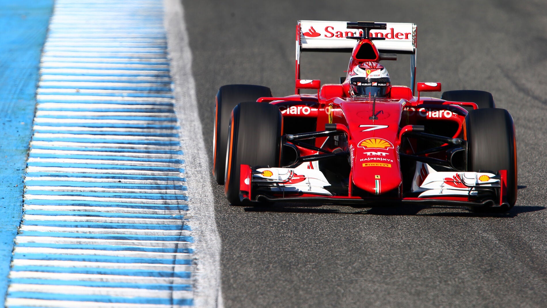 Ferrari rueda en el asfalto andaluz