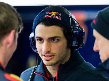 Carlos Sainz Jr en el box de Toro Rosso