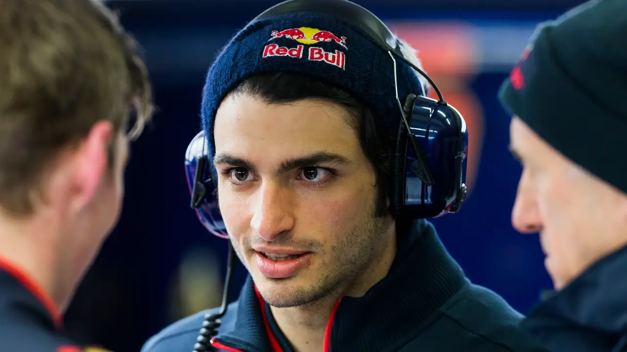 Carlos Sainz Jr en el box de Toro Rosso