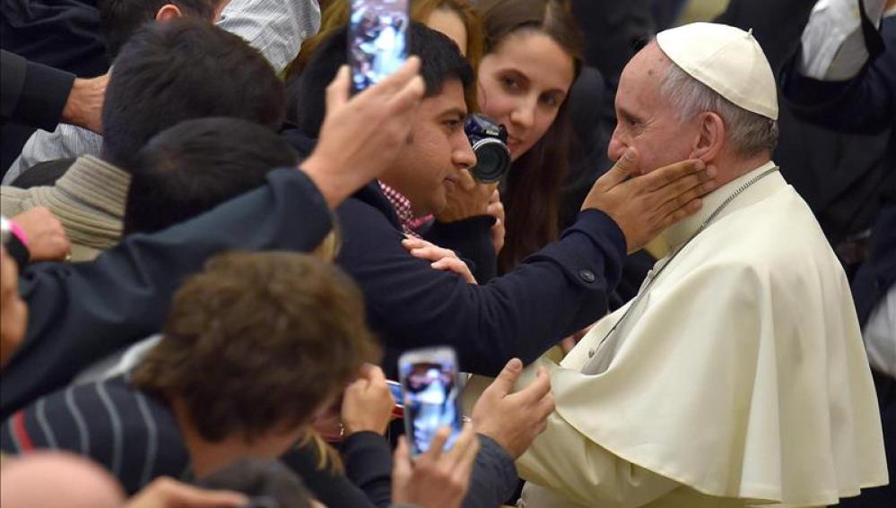 El Papa saluda a los fieles durante la audiencia general