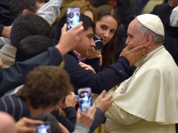 El Papa saluda a los fieles durante la audiencia general