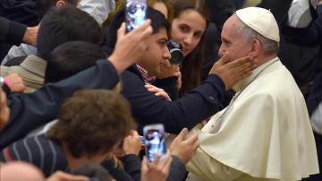 El Papa saluda a los fieles durante la audiencia general