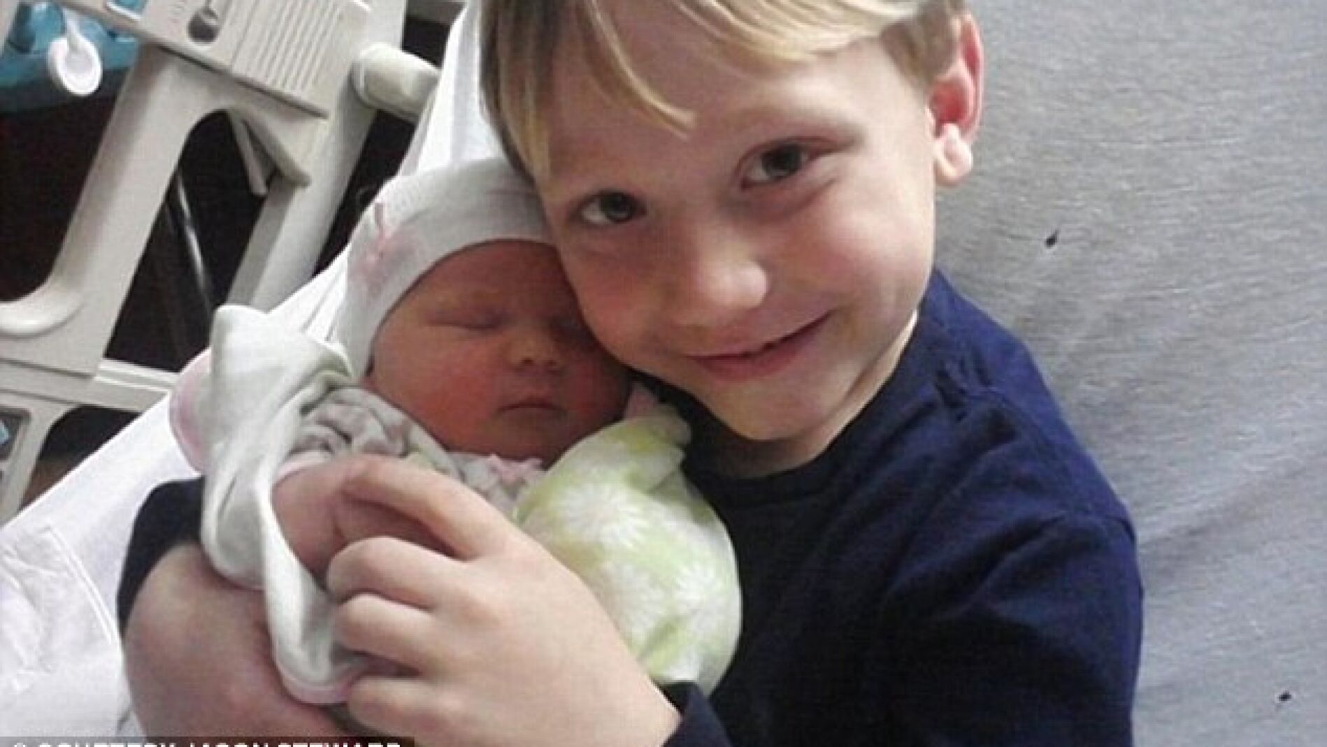 El peque&ntilde;o Aiden Steward con su hermana en brazos