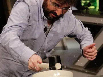 Jordi Évole golpeando fluidos no newtonianos Jordi Évole golpeando fluidos no newtonianos
