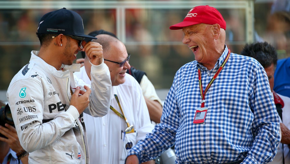 Niki Lauda ríe con Lewis Hamilton la temporada pasada en Abu Dabi