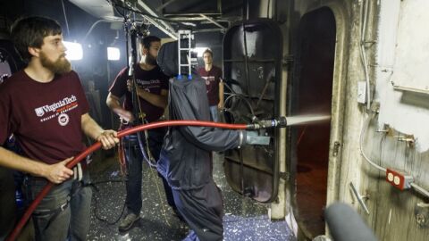 El &uacute;ltimo prototipo de robot bombero es capaz de de activar la manguera para apagar las llamas