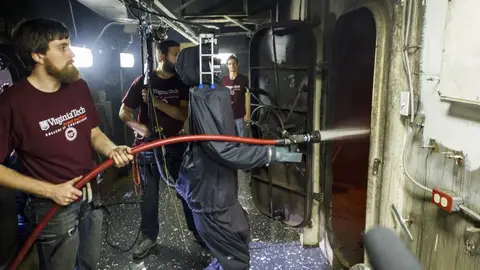 El último prototipo de robot bombero es capaz de de activar la manguera para apagar las llamas El último prototipo de robot bombero es capaz de de activar la manguera para apagar las llamas
