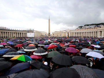 Turistas con paraguas en El Vaticano