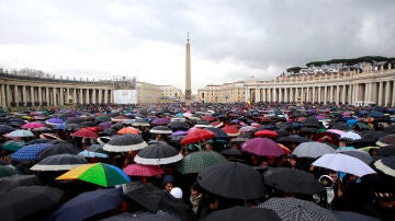 Turistas con paraguas en El Vaticano