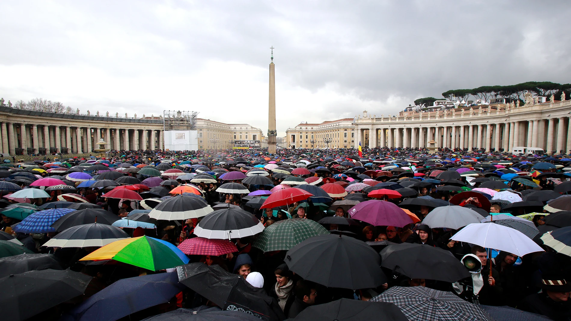 Turistas con paraguas en El Vaticano Turistas con paraguas en El Vaticano