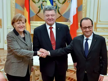 Merkel y Hollande junto al presidente de Ucrania, Petró Poroshenko Merkel y Hollande junto al presidente de Ucrania, Petró Poroshenko