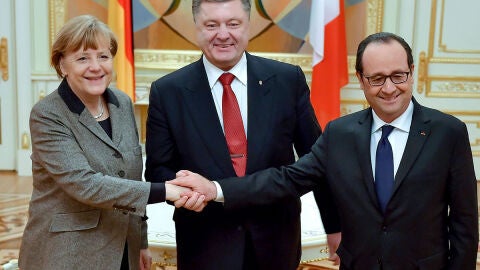 Merkel y Hollande junto al presidente de Ucrania, Petr&oacute; Poroshenko