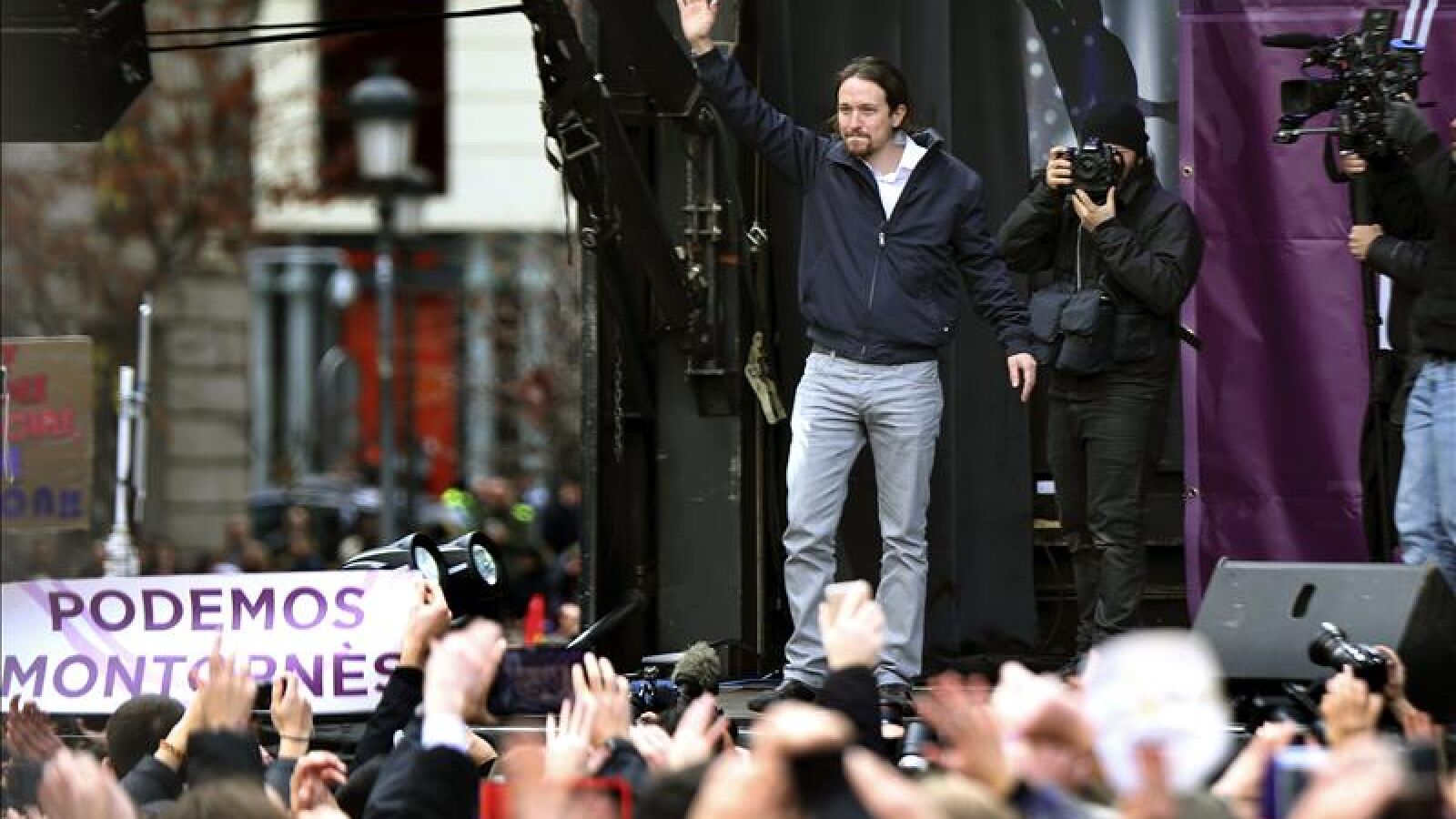 Pablo Iglesias arrima el hombro a 