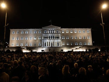 Marcha silenciosa en solidaridad con el gobierno griego frente al Parlamento de Atenas