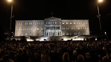 Marcha silenciosa en solidaridad con el gobierno griego frente al Parlamento de Atenas