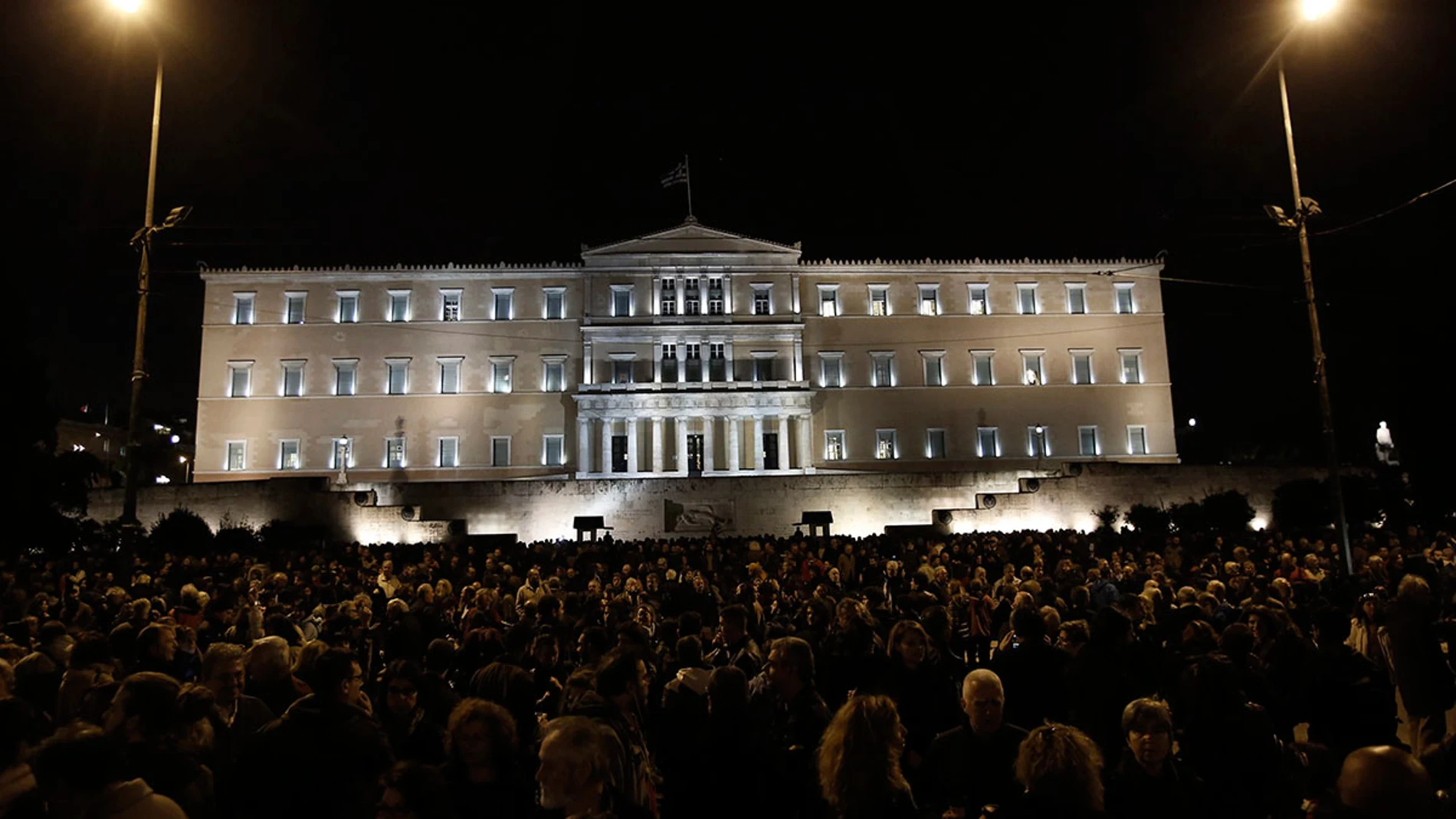 Marcha silenciosa en solidaridad con el gobierno griego frente al Parlamento de Atenas Marcha silenciosa en solidaridad con el gobierno griego frente al Parlamento de Atenas