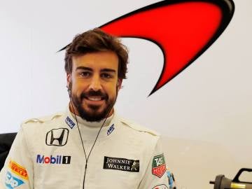 Fernado Alonso en el box de McLaren
