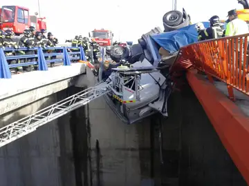 El camión queda colgado de un puente El camión queda colgado de un puente