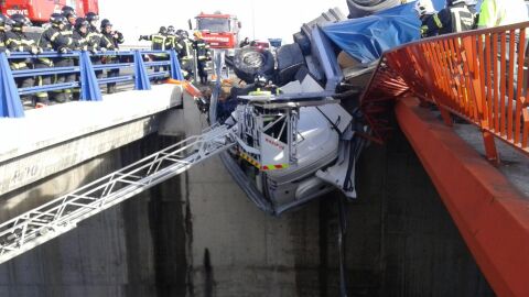 El cami&oacute;n queda colgado de un puente