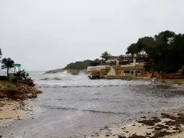 La playa Cala Blanca, en Ciutadella de Menorca, arrasada por el temporal La playa Cala Blanca, en Ciutadella de Menorca, arrasada por el temporal