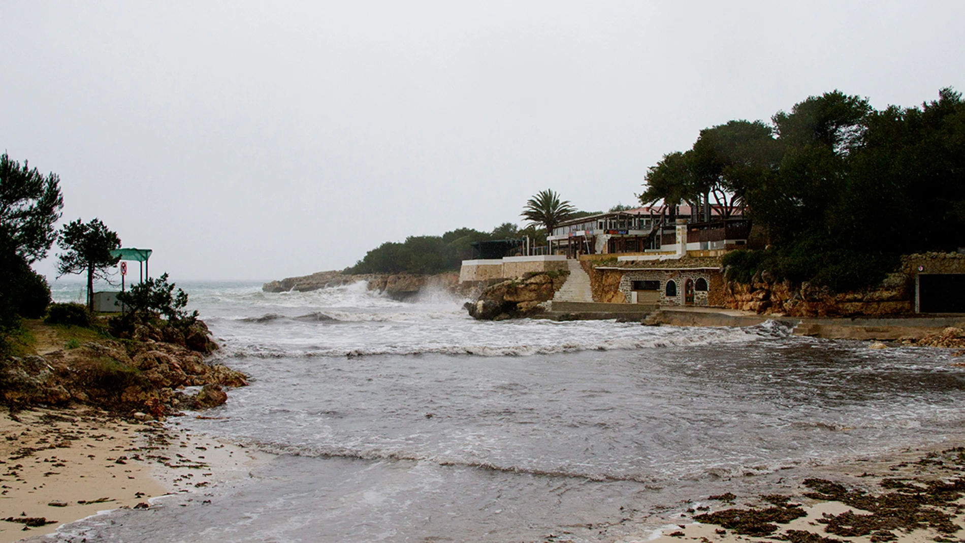 La playa Cala Blanca, en Ciutadella de Menorca, arrasada por el temporal La playa Cala Blanca, en Ciutadella de Menorca, arrasada por el temporal