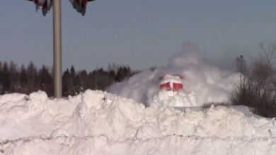 Espectacular avance de un tren a través de la nieve en Canadá