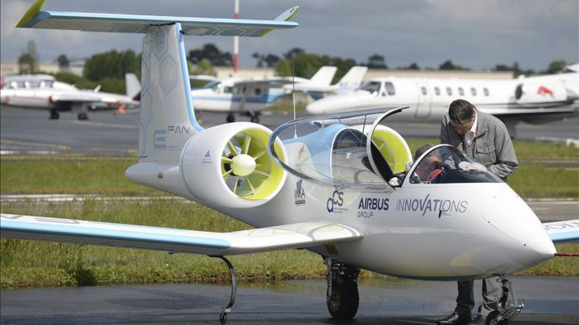 El primer avi&oacute;n el&eacute;ctrico chino recibe luz verde para su comercializaci&oacute;n