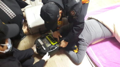 Un robot aspiradora absorbe el pelo de una surcoreana mientras ésta dormía en el suelo