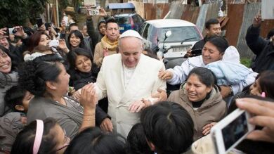 El papa Francisco visita por sorpresa un barrio pobre a las afueras de Roma