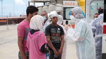 Inmigrantes tras ser rescatados en el canal de Sicilia