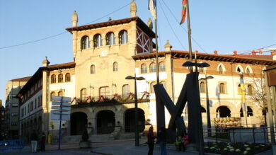 La alcaldesa de Mungia dimite porque le obligan a colocar la bandera española