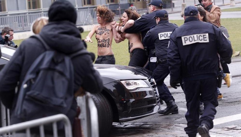 Activistas de Femen protestan ante el coche de Strauss-Khan.