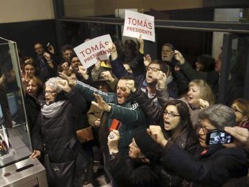 Protesta en Ferraz en favor de Tomás Gómez