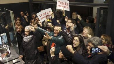 Un centenar de militantes irrumpe en la sede de Ferraz al grito de 'Somos socialistas' 