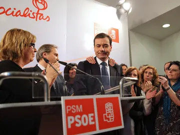 Tomás Gómez, arropado por la federación madrileña del PSOE Tomás Gómez, arropado por la federación madrileña del PSOE