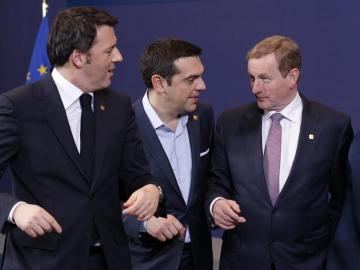 Alexis Tsipras charla con sus homólogos de Italia, Matteo Renzi, e Irlanda, Enda Kenny