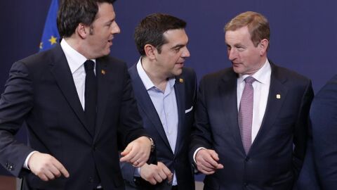 Alexis Tsipras charla con sus hom&oacute;logos de Italia, Matteo Renzi, e Irlanda, Enda Kenny