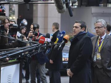  El primer ministro griego, Alexis Tsipras, atiende a la prensa