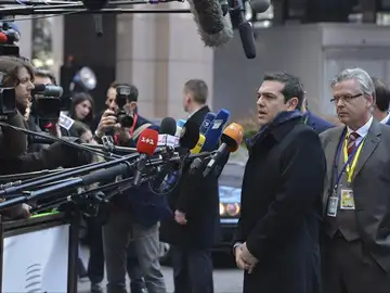 El primer ministro griego, Alexis Tsipras, atiende a la prensa El primer ministro griego, Alexis Tsipras, atiende a la prensa