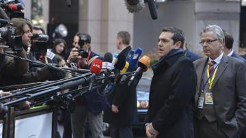  El primer ministro griego, Alexis Tsipras, atiende a la prensa